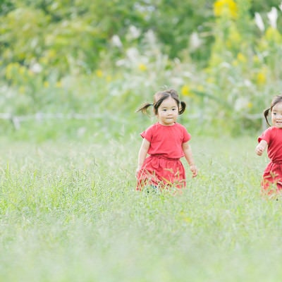 走り出す双子の写真