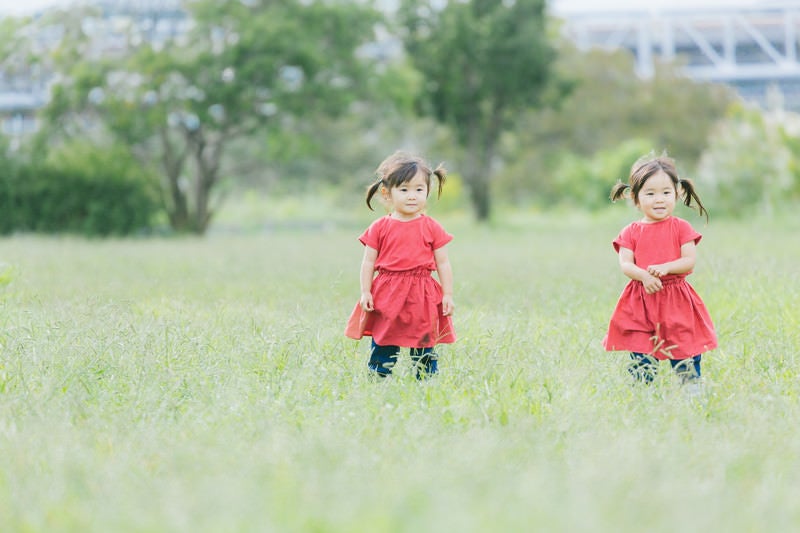 ツインテールの仲良し双子女児の写真