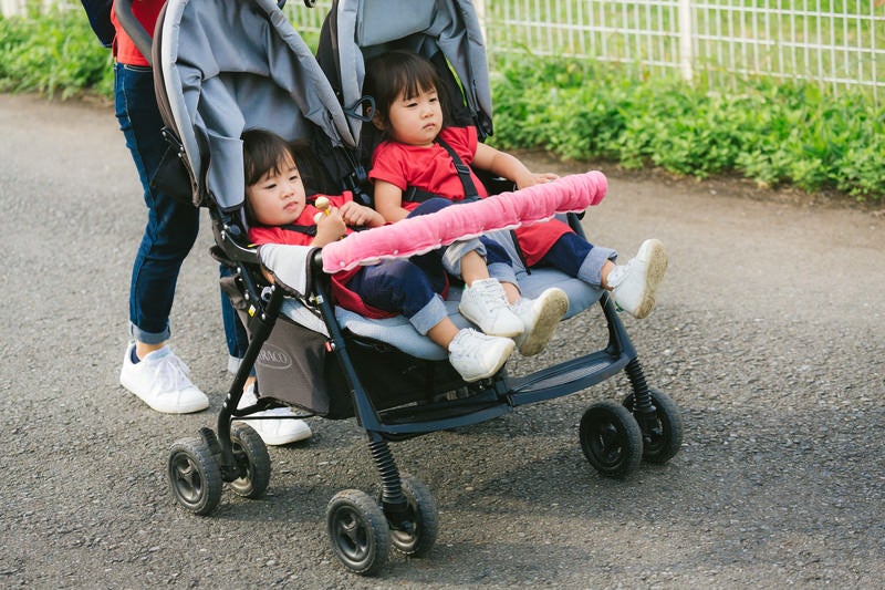 二人乗りベビーカーで屋外散歩中の写真