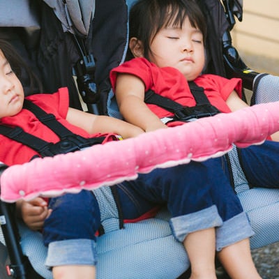 ベビーカーの上で寝てしまった双子女児の写真