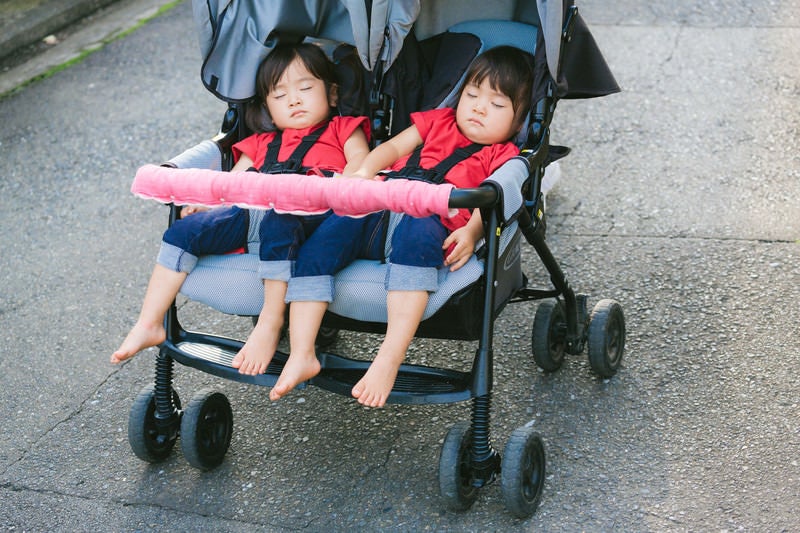 寝顔そっくり双子の女の子の写真