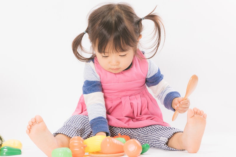 ままごと遊びをする女の子の写真