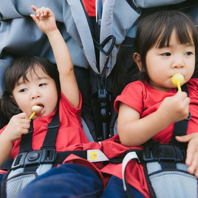 飴をあげたらご機嫌の双子姉妹の写真