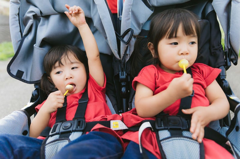 飴をあげたらご機嫌の双子姉妹の写真