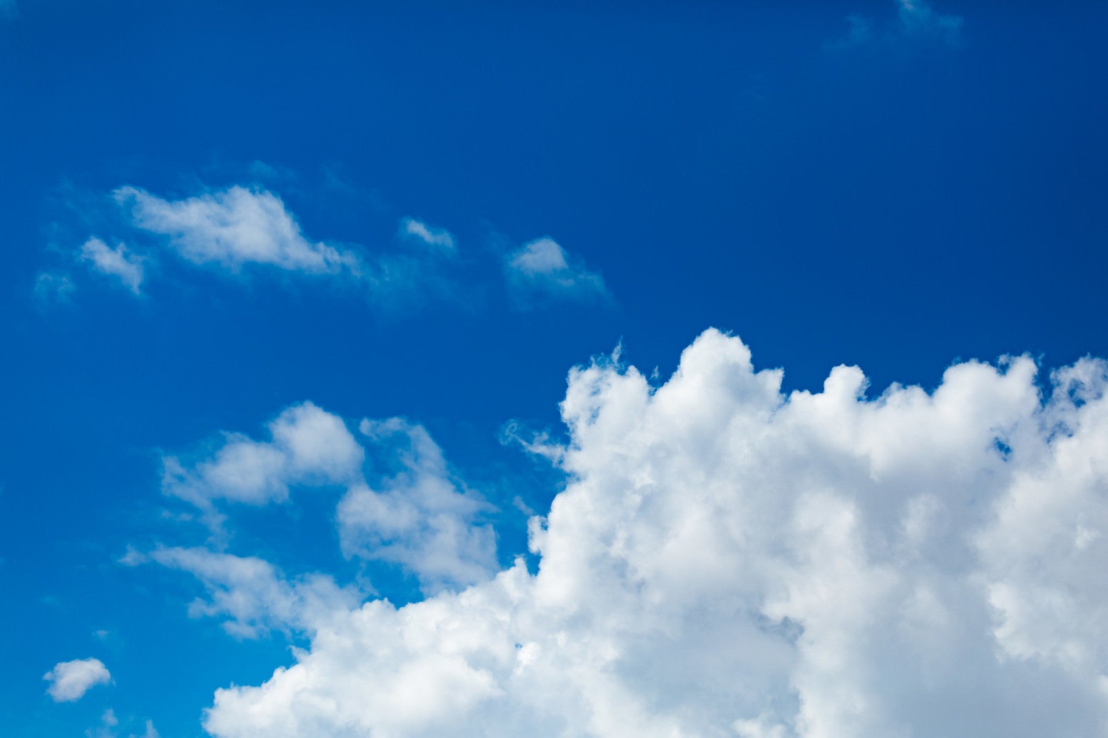 「真夏空と雲」の写真