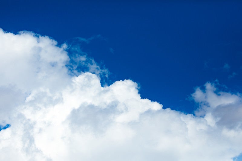 澄んだ青色の空と雲の写真