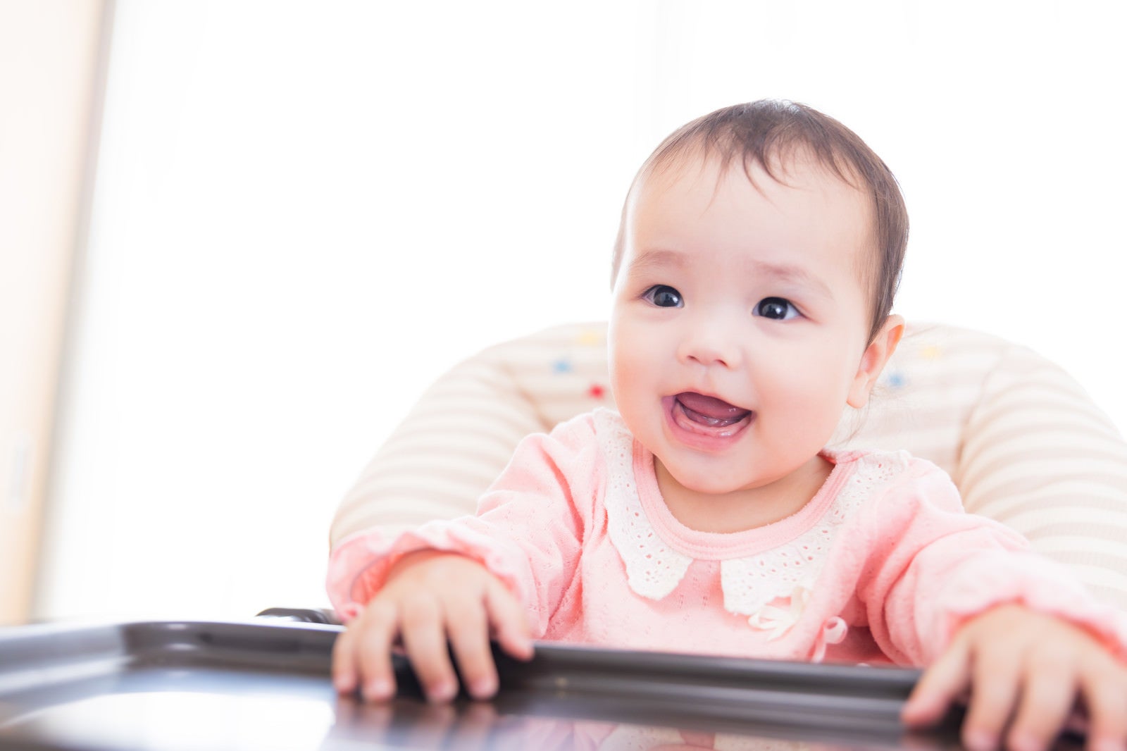 「離乳食タイムを待ち望む赤ちゃん」の写真［モデル：めぐな］