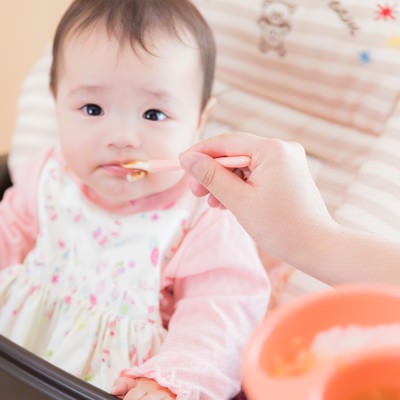 離乳食をなかなか食べてくれない愛娘の写真