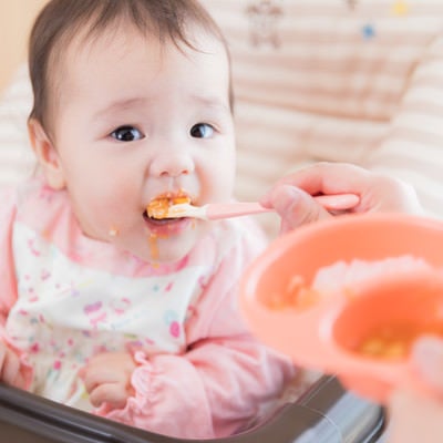 離乳食を食べ始める生後7ヶ月の写真