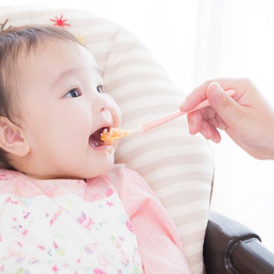 大きなお口をあけて離乳食をあーんの写真