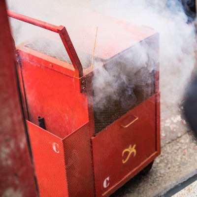 煙が吹き上がる爆竹箱の写真