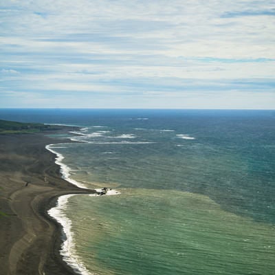 摺鉢山から望む上陸海岸（二ツ根浜（手前）と翁浜（奥））の写真