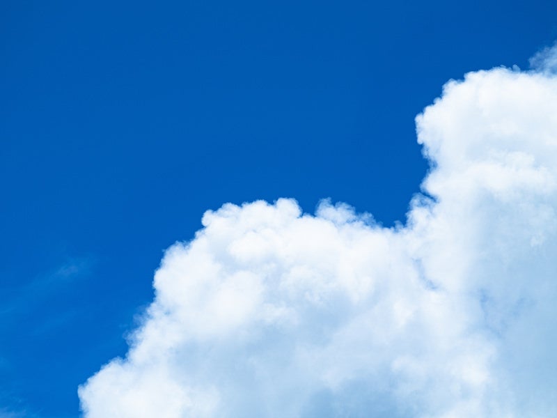 大きな白い雲が浮かぶ夏の空の写真