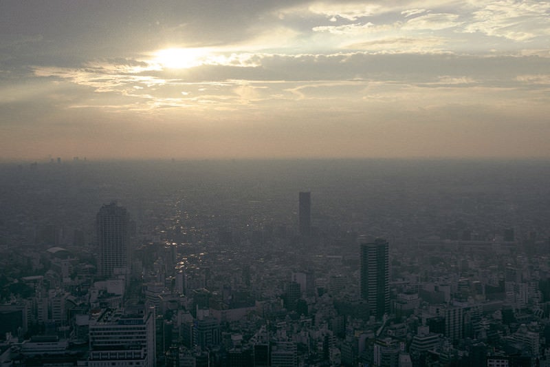 夕暮れの都市部の写真