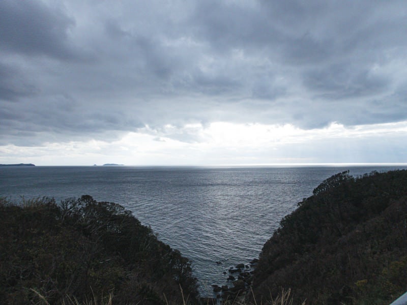 曇り空と海岸の写真