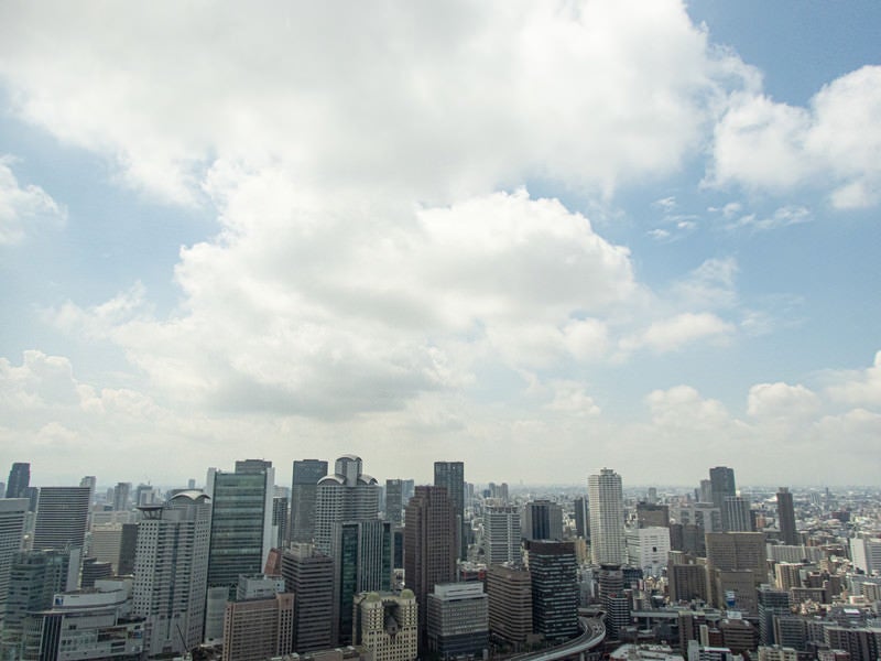 大きな雲と梅田のビル群の写真