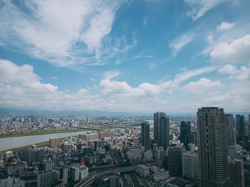 淀川が流れる大阪と空の写真