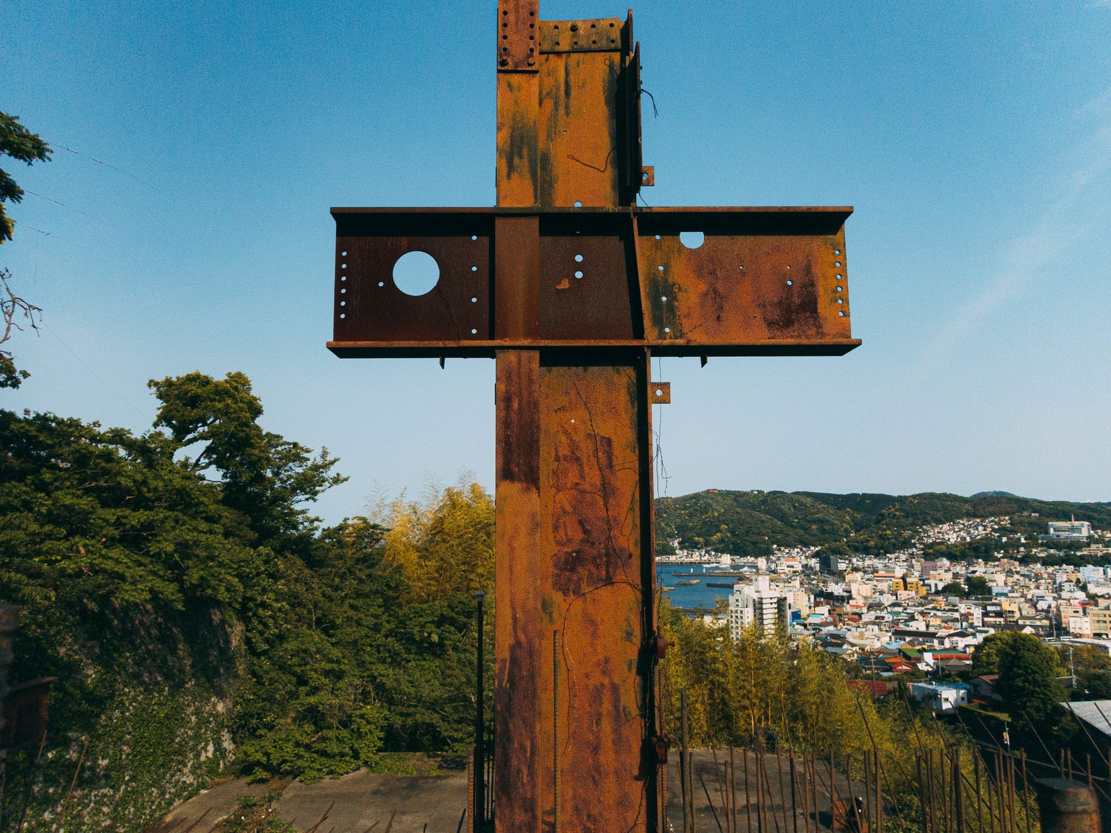 「錆び付いた十字の鉄骨」の写真