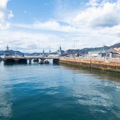 空映る海面と潜水艦の写真