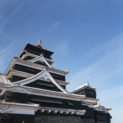 薄い雲の流れと熊本城天守閣（熊本県熊本市）の写真