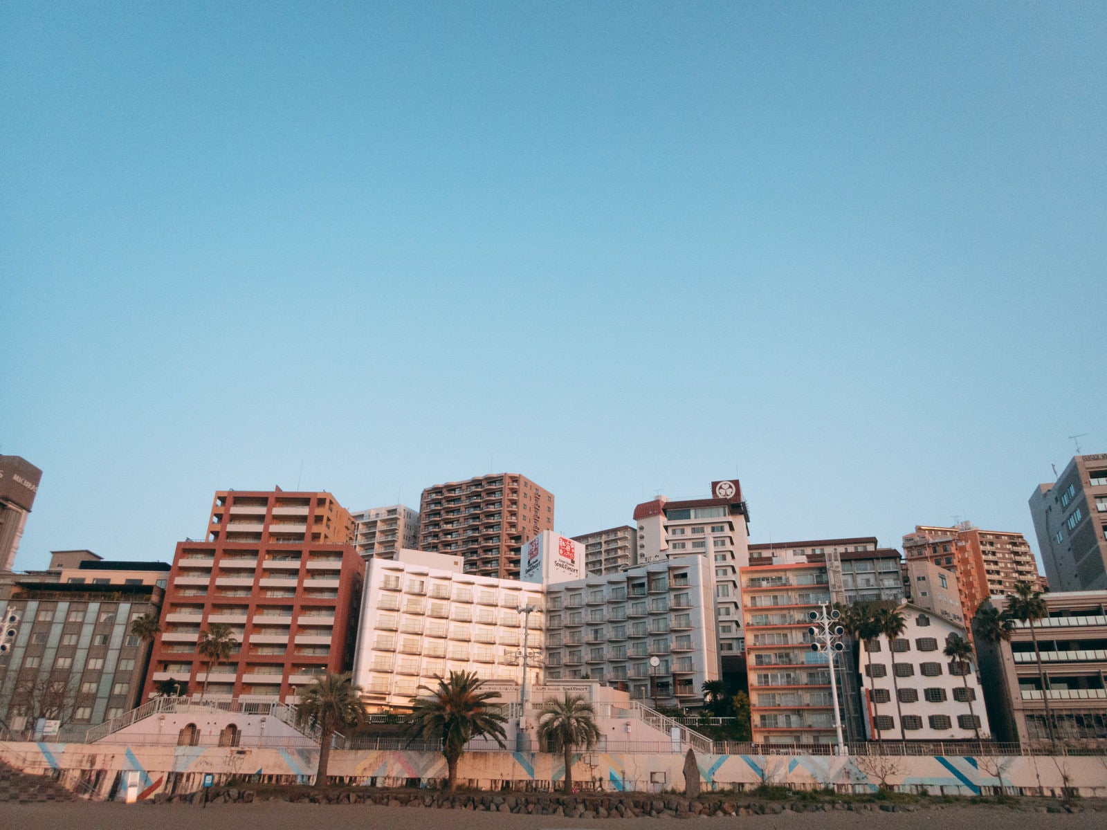 「熱海の海沿いに並ぶ建物」の写真