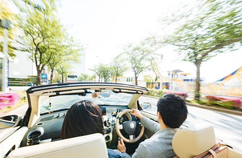 街中をオープンカーで颯爽と駆け抜ける（デート中）の写真