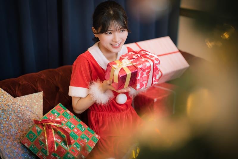 クリスマスプレゼントを用意した女性の写真