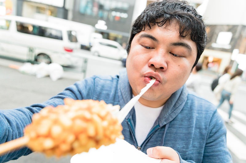 チーズドッグを食す食いしん坊さんの写真