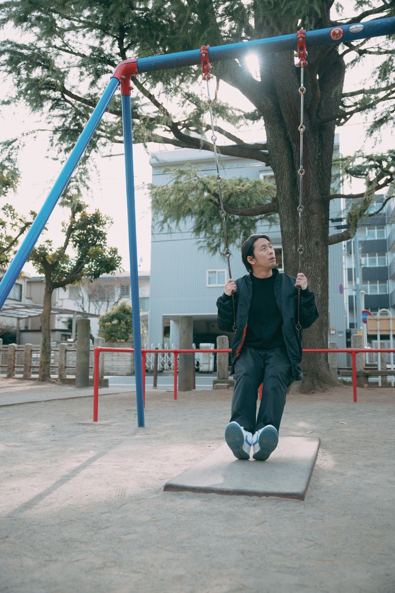 「公園のブランコで時間を潰すアラフォー」の写真［モデル：大川竜弥］