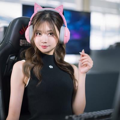 ゲーム配信中のスパチャにお礼をするeスポーツ女子の写真