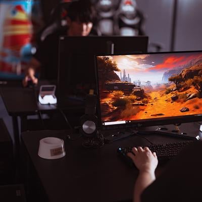 eスポーツエリアのゲーミングPCを使用してFPSゲームをプレイする選手の写真