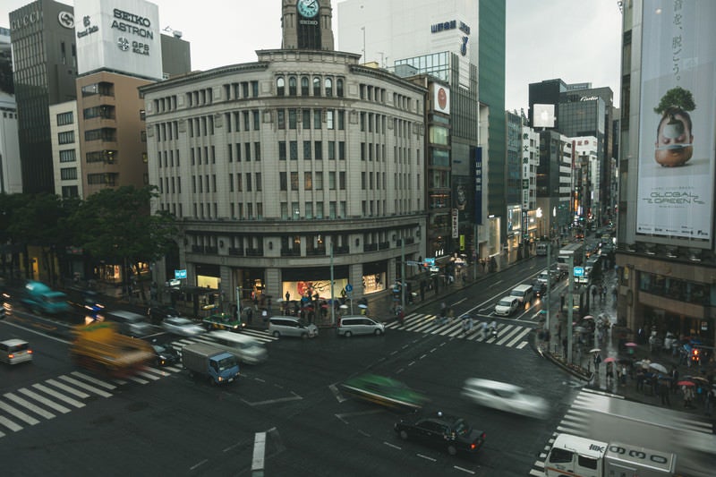 雨天の銀座・和光の時計塔と交差点の写真