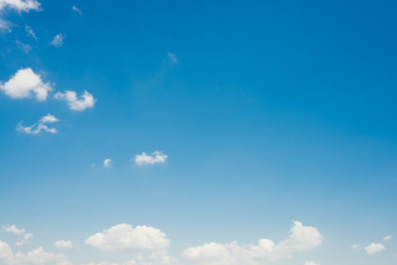 青空に少し雲が出てきたの写真