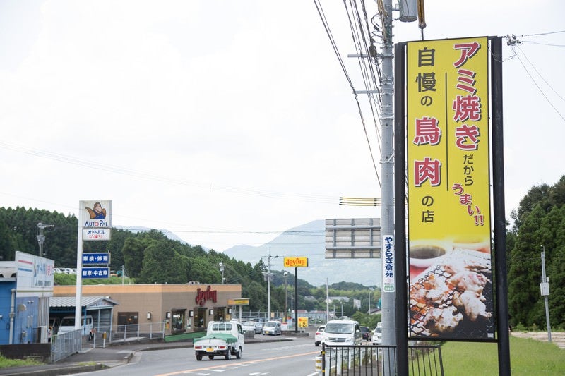 伊万里市の人気店ドライブイン鳥の看板と道路の写真