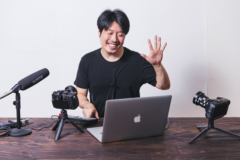 画面越しにお礼を言うYouTuberの写真