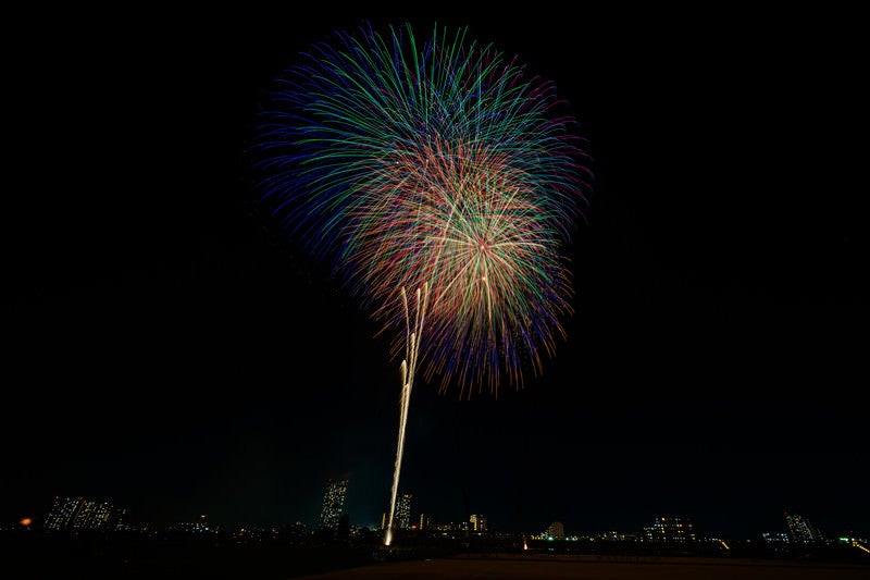 大きく夜空に打ち上がる花火の写真