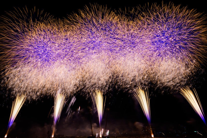 大迫力の連射連発花火（江戸川区花火大会）の写真