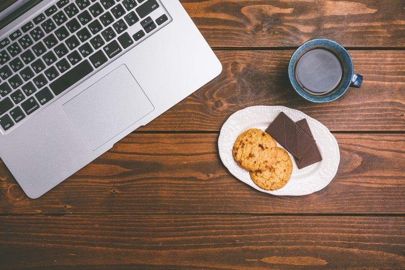 ノートパソコンで仕事したらコーヒーとお菓子でブレイクタイムの写真