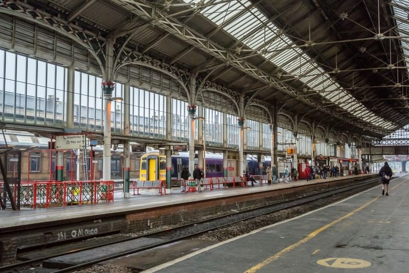 イギリス・プレストン駅のプラットホームの写真