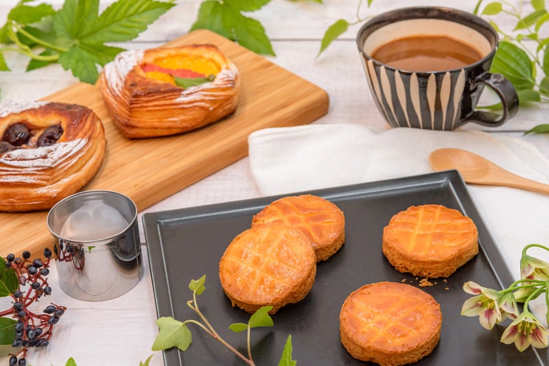 飾り付けされた朝食のフルーツデニッシュとガレットブルトンヌの写真