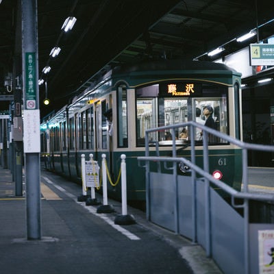 「藤沢」行きの江ノ電（夜間）の写真