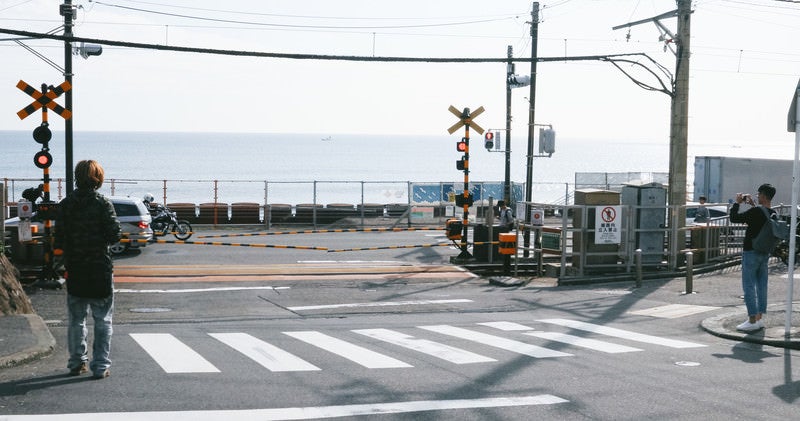 【聖地巡礼】鎌倉高校前駅の踏切を撮影する台湾人観光客の写真