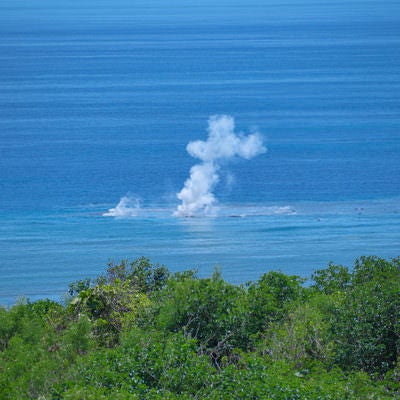 翁浜沖に立ち上る海底火山の噴火による水蒸気の写真