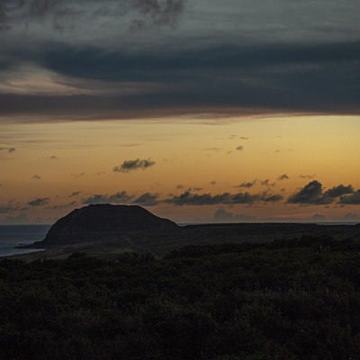 暮れゆく空に姿を残す摺鉢山の写真