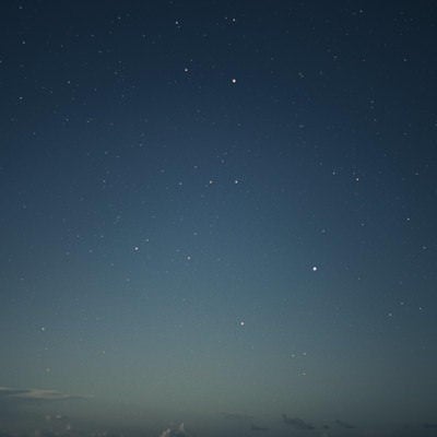 月夜にぼんやりと照らされる南硫黄島の写真