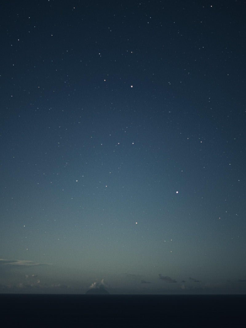 月夜にぼんやりと照らされる南硫黄島の写真