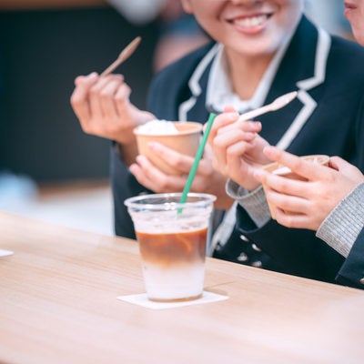 ふたば未来学園のカフェで談笑する高校生の写真