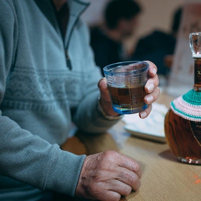 ちょい呑み小恋でウイスキーを飲むひとの写真