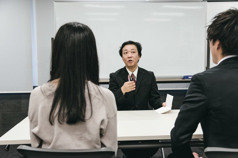 人事担当が面接中の写真