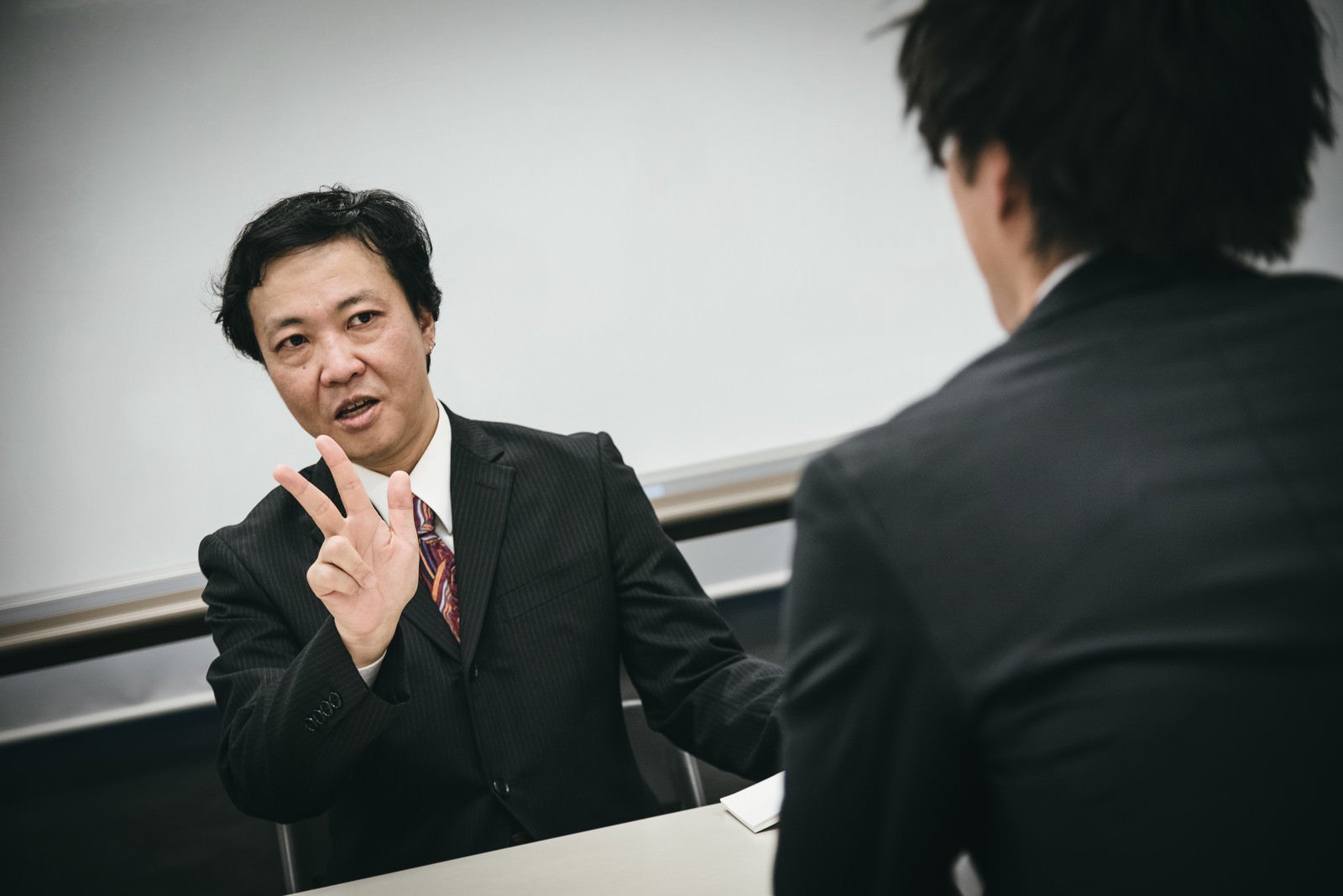 「弊社の経営理念を3つ言ってください（面接）」の写真［モデル：のせさん］